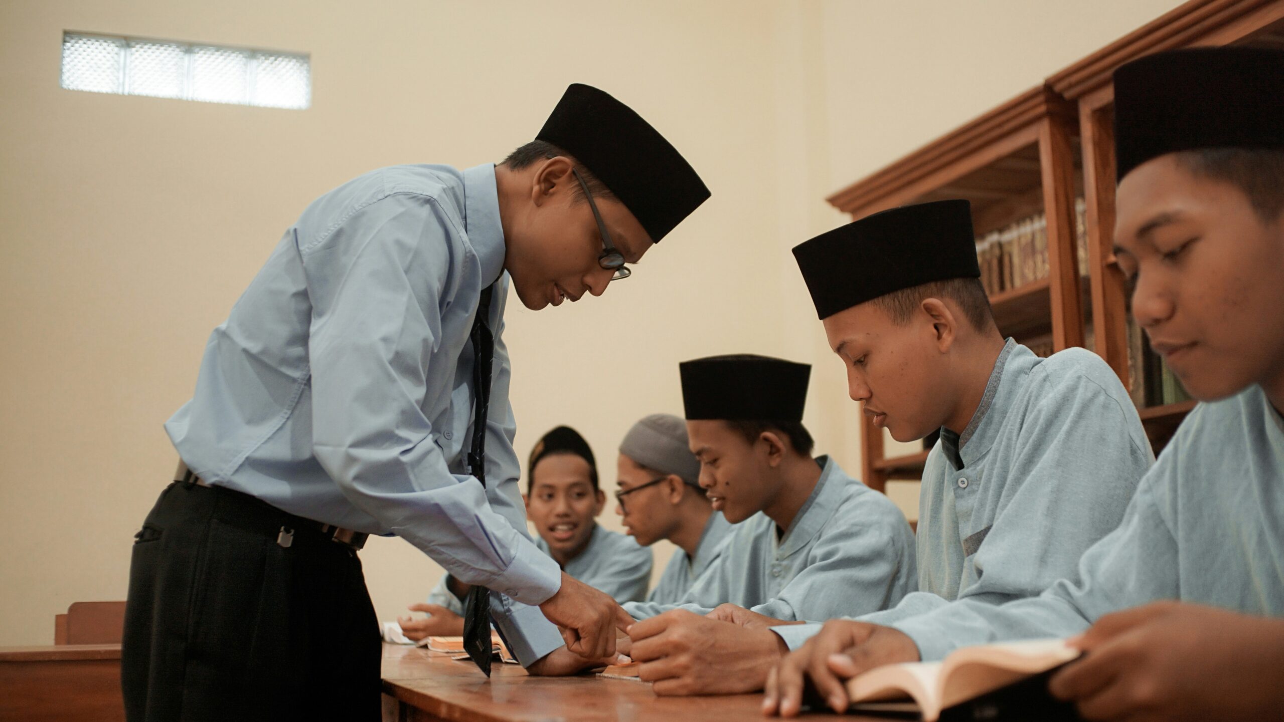 Paradoks Hari Pendidikan Nasional dan Kebijakan Guru Studio