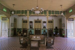 Ketika Sejarah Bertemu Kepentingan